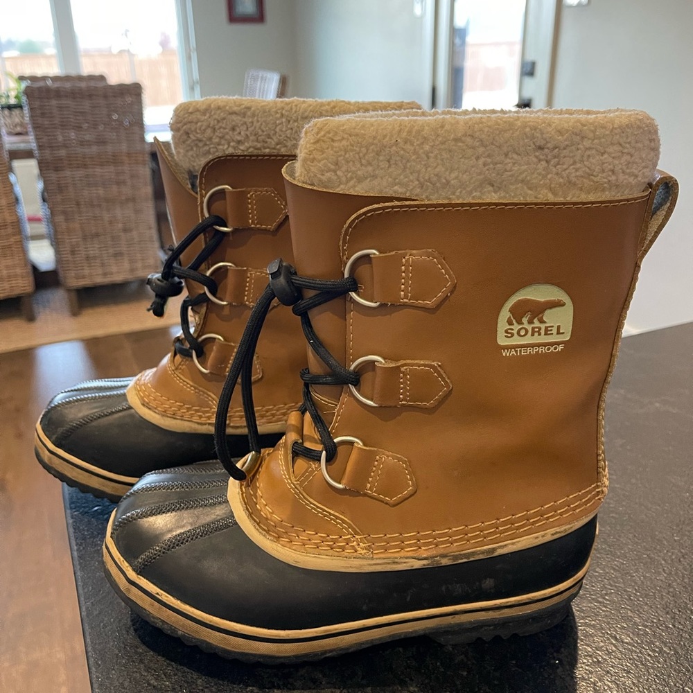 Boys Sorel Size 4